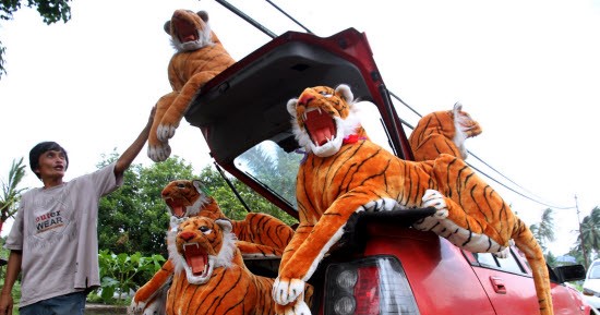 Man Makes RM5,000 a Month for Making Tiger Sculptures Despite Being Ex-Convict - WORLD OF BUZZ