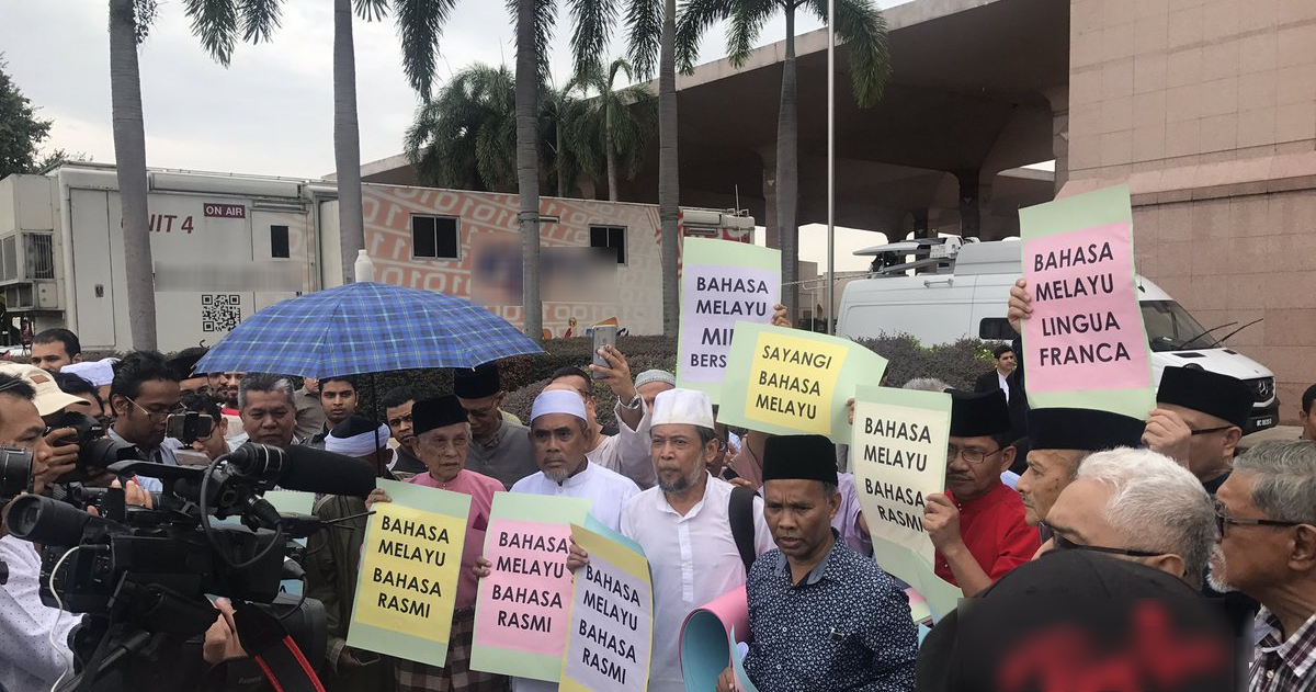 Protesters Hold Peaceful Demonstration to Uphold BM As M'sia's National Language - WORLD OF BUZZ