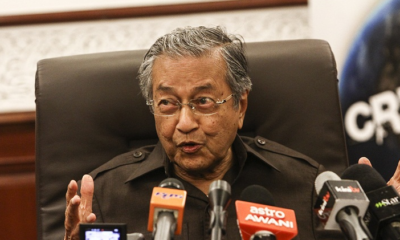 Tun M: Government Officers Will Not Hold More Than 5 Post in GLCs - WORLD OF BUZZ 2