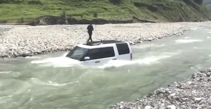 Man Washes Expensive Land Rover by River to Save RM12, Car Ends Up Getting Flooded - WORLD OF BUZZ
