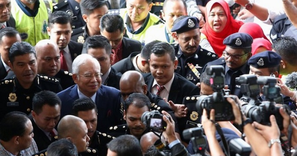 Media Frenzy Outside KL High Court Leaves Foreign Journalist With Minor Injuries - WORLD OF BUZZ 1