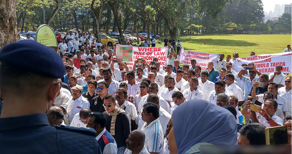 Taxi Drivers Stage Protest Against E-Hailing Service Outside Parliament House - WORLD OF BUZZ 1