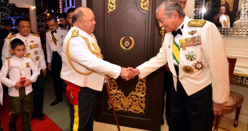 Tun M Gets Praised by Former Agong for Being Leader Who Always Keeps His Promises - WORLD OF BUZZ 1