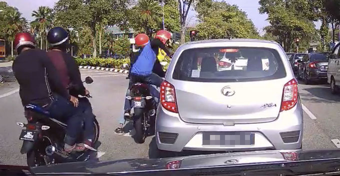 Watch How Robbers Tried to Smash Window at Traffic Light in Bukit Jalil Technology Park - WORLD OF BUZZ