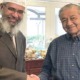 Zakir Naik Calls Tun M "Fearless" For Letting Him Stay in Malaysia - WORLD OF BUZZ 2