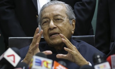 Red MyKad Holders Above 60y/o To Be Granted Full Citizenship, Says Tun M - WORLD OF BUZZ