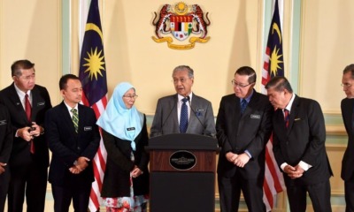 Survey: 71% Satisfied With Tun M's Performance As Prime Minister - WORLD OF BUZZ