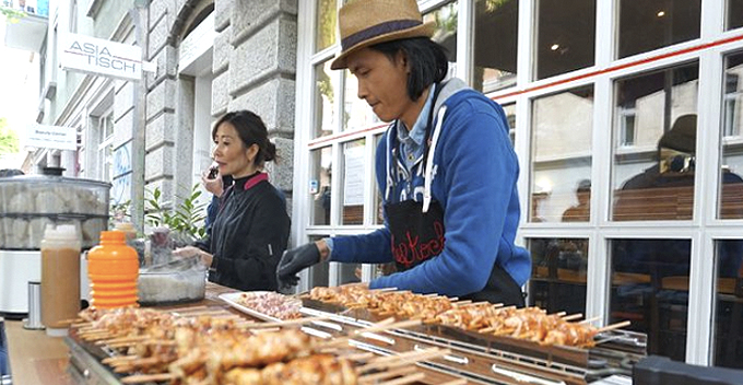 Man Quits His Boring Job as a Banker to Sell Chicken Satay in Switzerland - WORLD OF BUZZ
