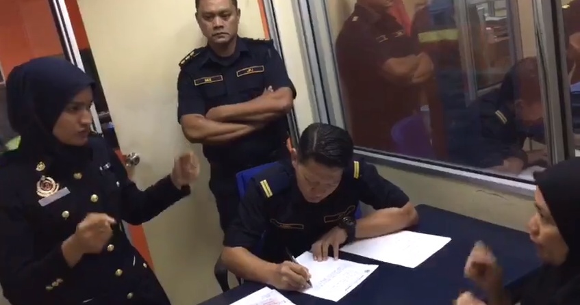JPJ Officer Uses Sign Language to Help Deaf and Mute Couple, Earns Netizens' Praise - WORLD OF BUZZ 3