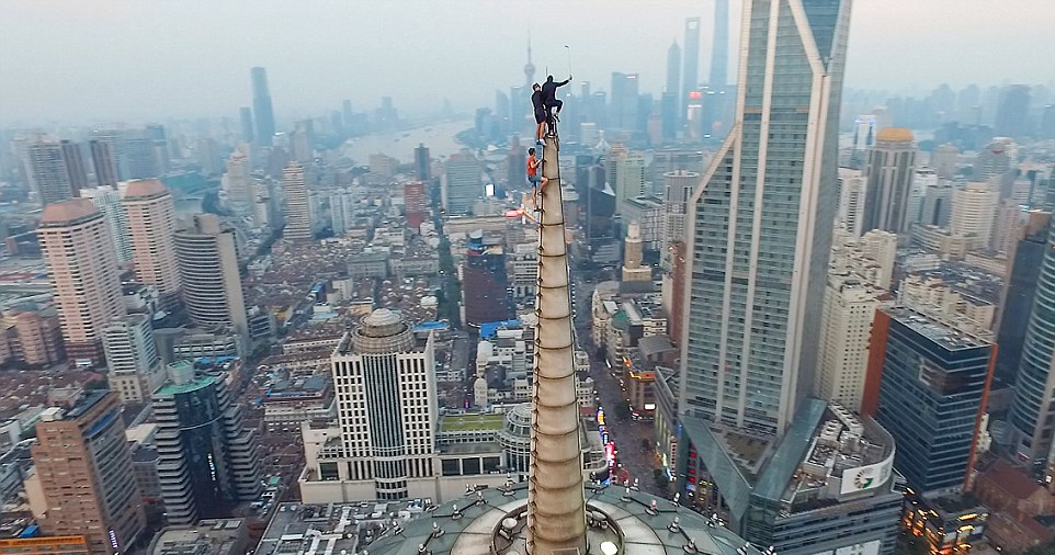 "More Than 250 People Died From Taking Selfies in Dangerous Places," Says Study - WORLD OF BUZZ 1