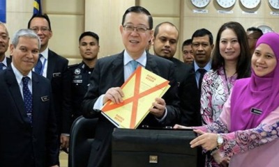 [WATCH] Lim Guan Eng Presents Budget 2019 Live in Parliament - WORLD OF BUZZ 1