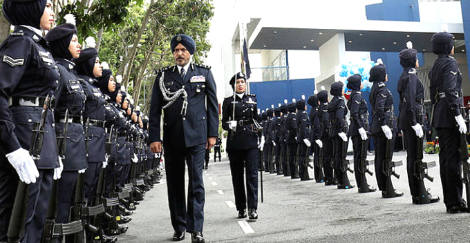 Amar Singh Once Asked His Escort To Get In Car So That He Can Ride The Motorcycle Back to Bukit Aman - WORLD OF BUZZ