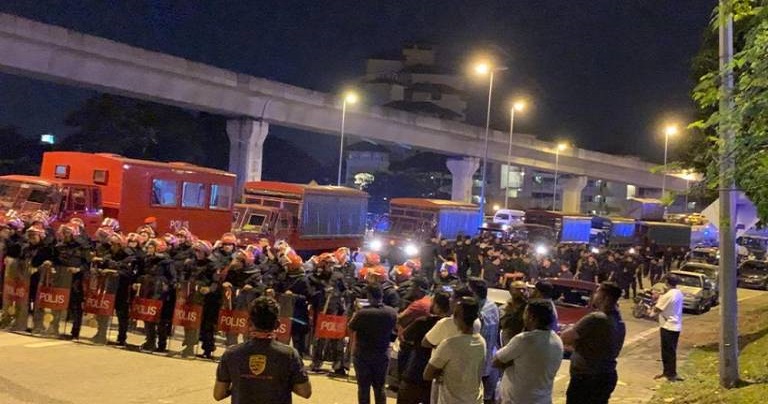 Nearly 400 Cops Stationed at Seafield Temple & One City Complex, M'sians Advised to Stay Calm - WORLD OF BUZZ 3