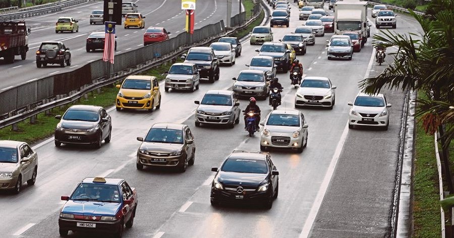 Left Lanes for Motorcyclists - WORLD OF BUZZ 2