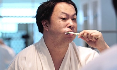 Man Accidentally Swallows 12cm Toothbrush While Brushing Teeth & Cleaning Throat - WORLD OF BUZZ