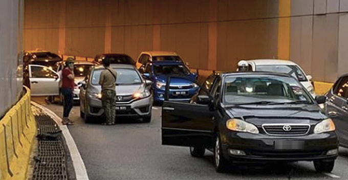 M'sian Woman Loses Control Of Her Car Due To Alleged Oil Spilt In Tunnel On LDP Highway - WORLD OF BUZZ