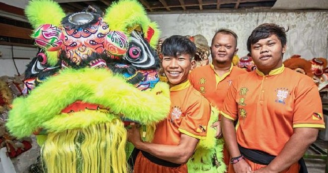 These 3 Young Malay Guys Love Lion Dance So Much, They Joined a Troupe 5 Years Ago - WORLD OF BUZZ 3