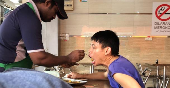 Mamak Worker Melts Netizens' Heart For Patiently Feeding OKU Customer at Johor Restaurant - WORLD OF BUZZ
