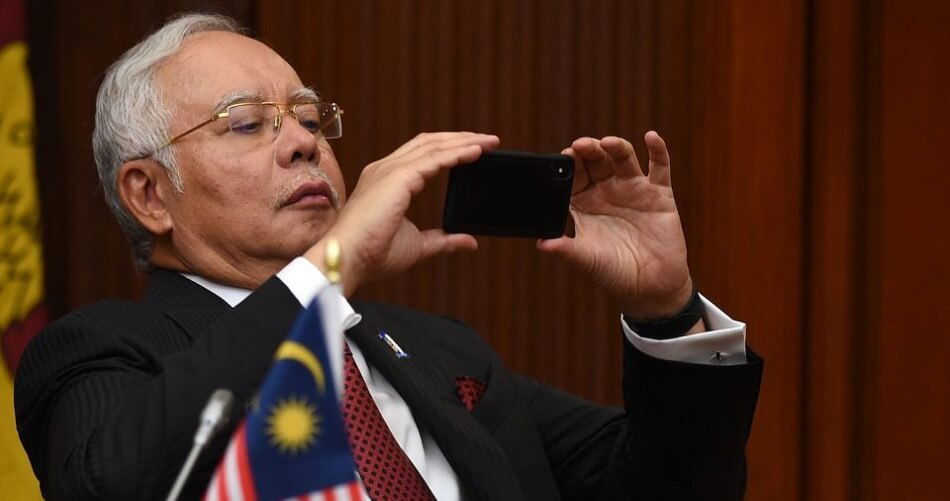 But First, Let Najib Take a #Selfie - WORLD OF BUZZ 2