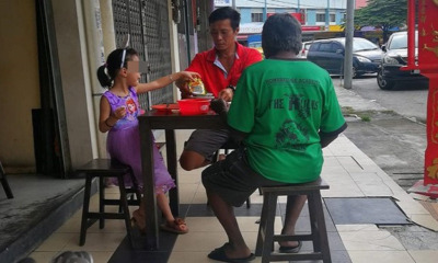 Father & Young Daughter Sharing Meal With Homeless Man at Bak Kut Teh Shop Praised by Netizens - WORLD OF BUZZ 1