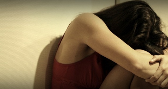 Pervert Spreads Unconscious Woman's Legs & Pulls Her Dress to Film Her Groin & Breasts - WORLD OF BUZZ 2