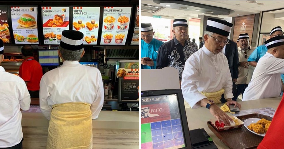Agong Spotted Waiting in Line & Ordering at KFC Outlet in Pahang - WORLD OF BUZZ 1