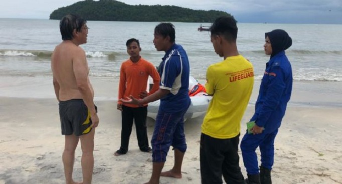 Tourist in Langkawi Sacrificed His Life So That His Son Could Be Rescued by M'sian Diver - WORLD OF BUZZ