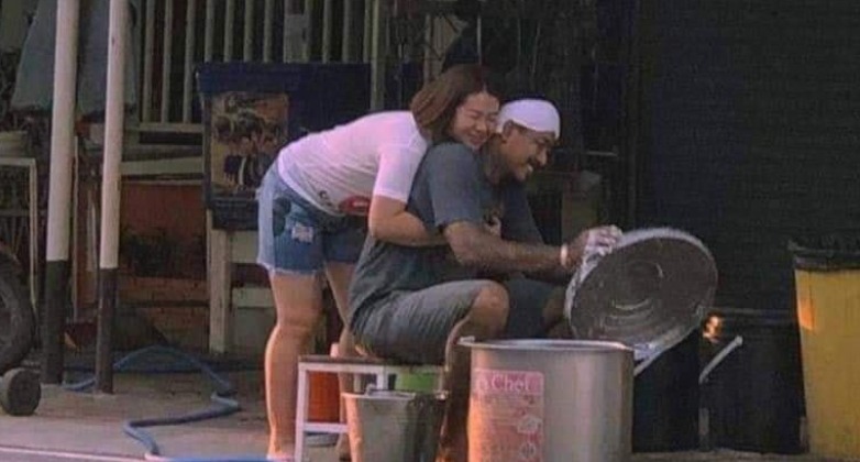 Viral Photo of a Couple at The Roadside Makes Us Believe in True Love Again - WORLD OF BUZZ 1