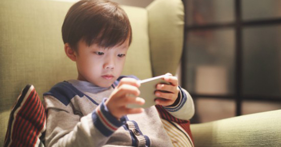Phone Addiction in Kids Can Lead to Mental Illness, Parents Urged to Pay More Attention to Them - WORLD OF BUZZ