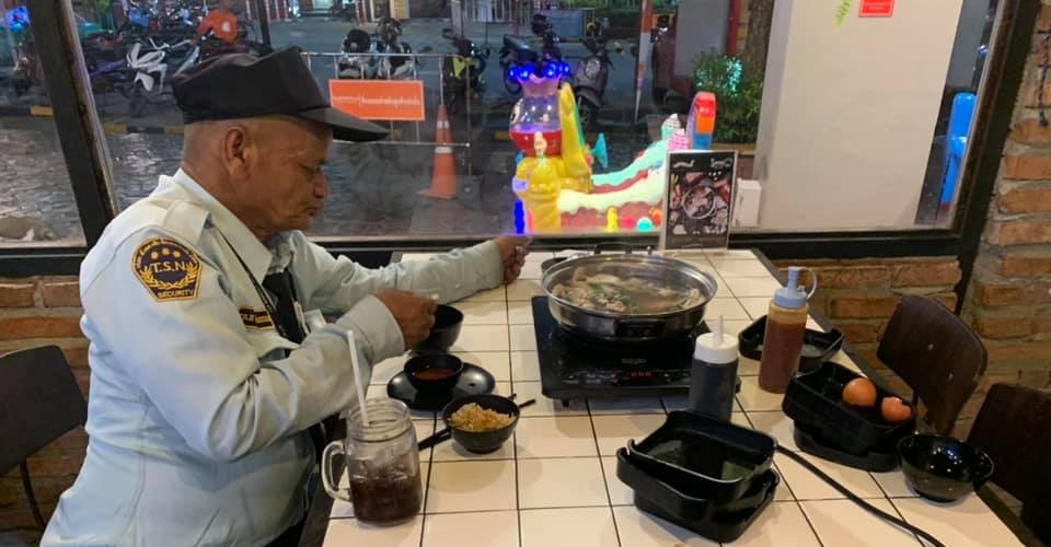 Security Guard Who Only Had An Egg For His Meal Treated With Shabu-Shabu by Kind Girls - WORLD OF BUZZ