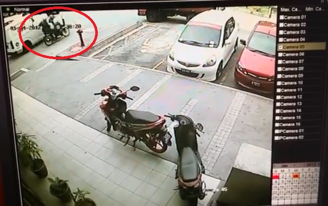 Two Motorcyclists Boldly Snatch M'sian Woman's Bag In Broad Daylight Near Cheras C180 - World Of Buzz 2