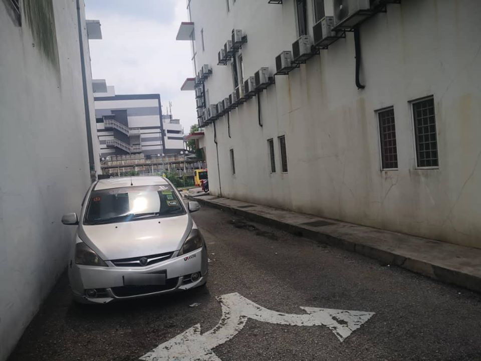 Two Motorcyclists Boldly Snatch M'sian Woman's Bag In Broad Daylight Near Cheras C180 - World Of Buzz