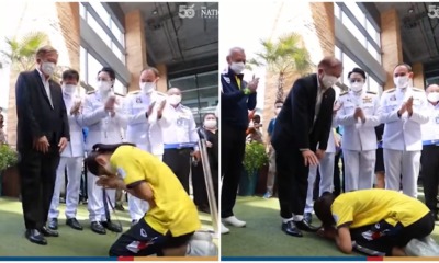 thai taekwondo athlete kneeling before her father with her gold medal 4