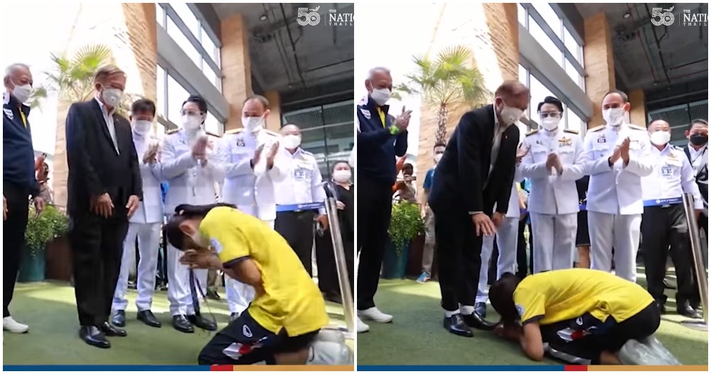 thai taekwondo athlete kneeling before her father with her gold medal 4