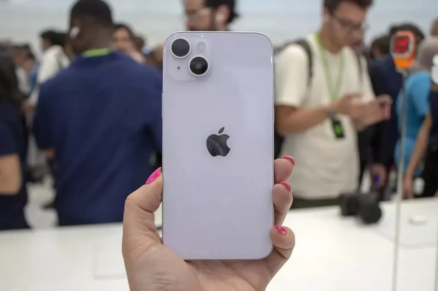Iphone 14 Girl Holding Hand