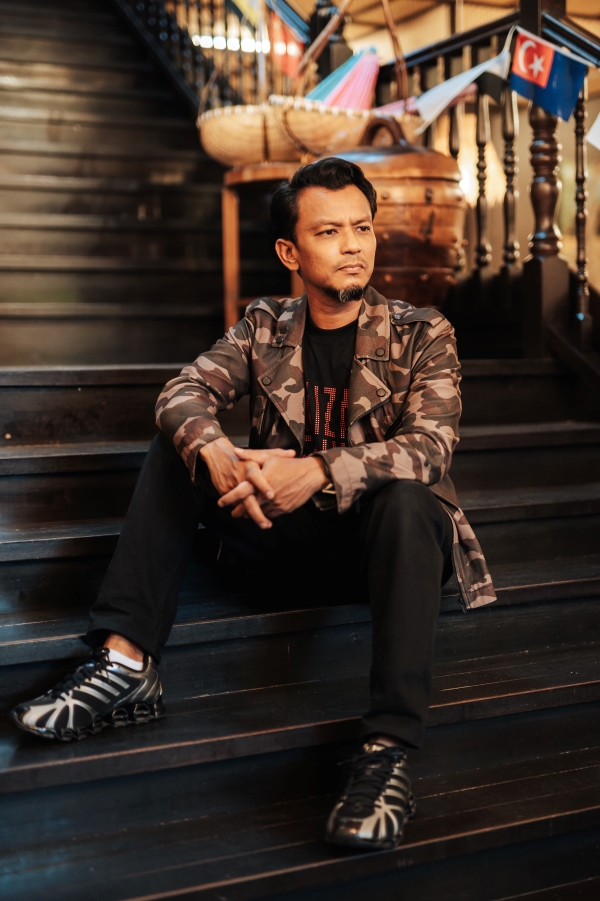 Faizaltahir Pose